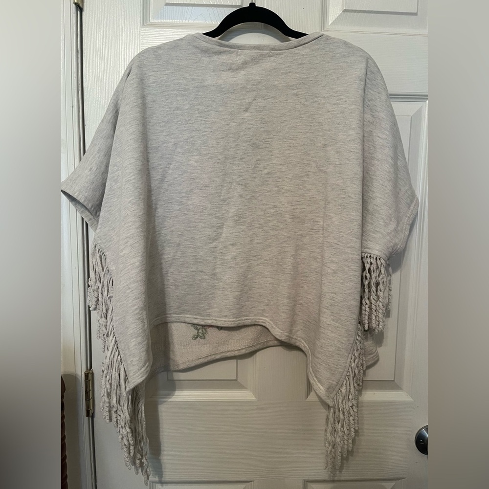 Anthropologie TP Gray‎ Floral Embroidered Poncho Cottagecore Floral Fringe - Picture 4 of 7